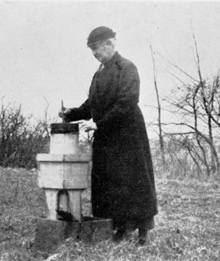 Miss Louisa B. Knapp, cooperative observer at Plymouth, Massachusetts, for 49 years Miss Louisa B. Knapp, cooperative observer at Plymouth, Massachusetts, for 49 years
